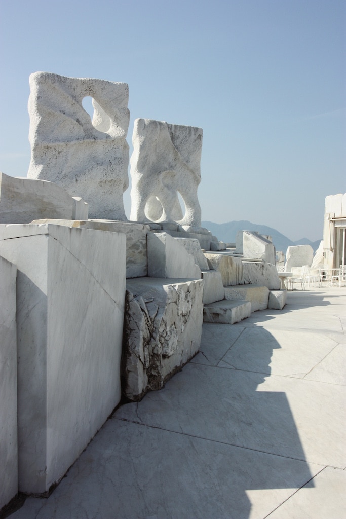 Sculptures sur fond de ciel bleu au jardin de marbre de Kosanji