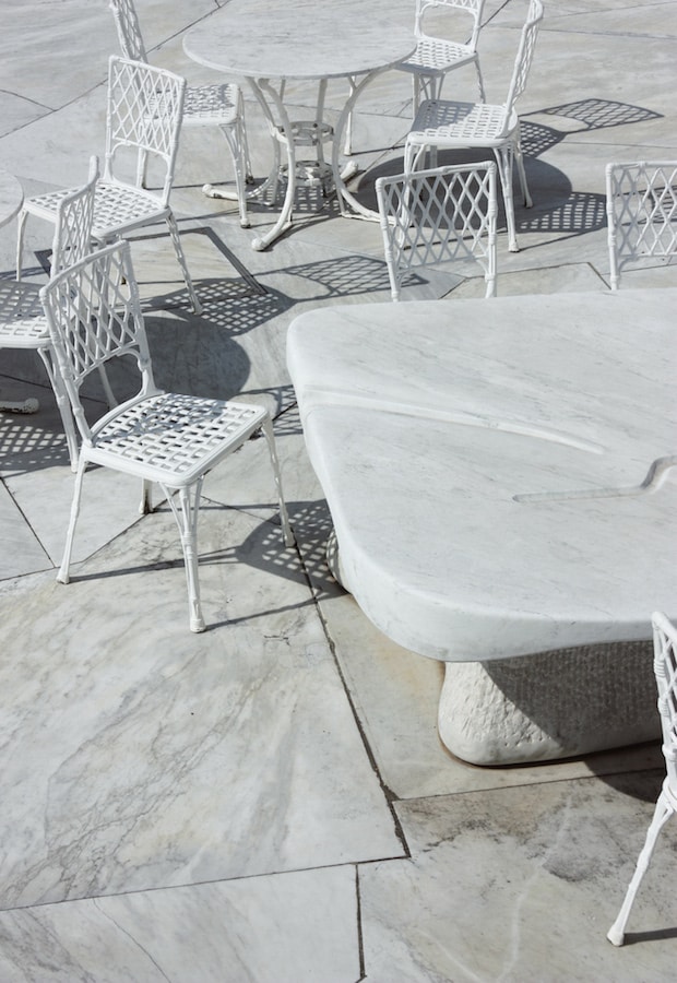 Le mobilier immaculé du café restaurant du jardin de marbre au Kosanji