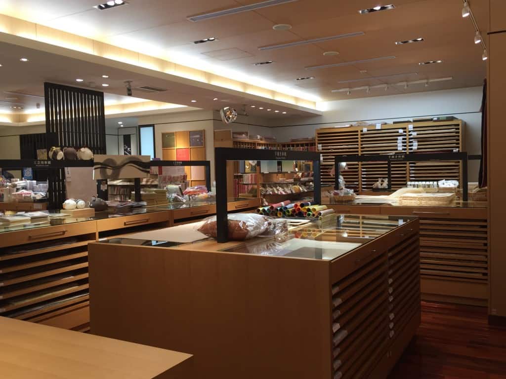 à l'intérieur d'une boutique de papier japonais washi
