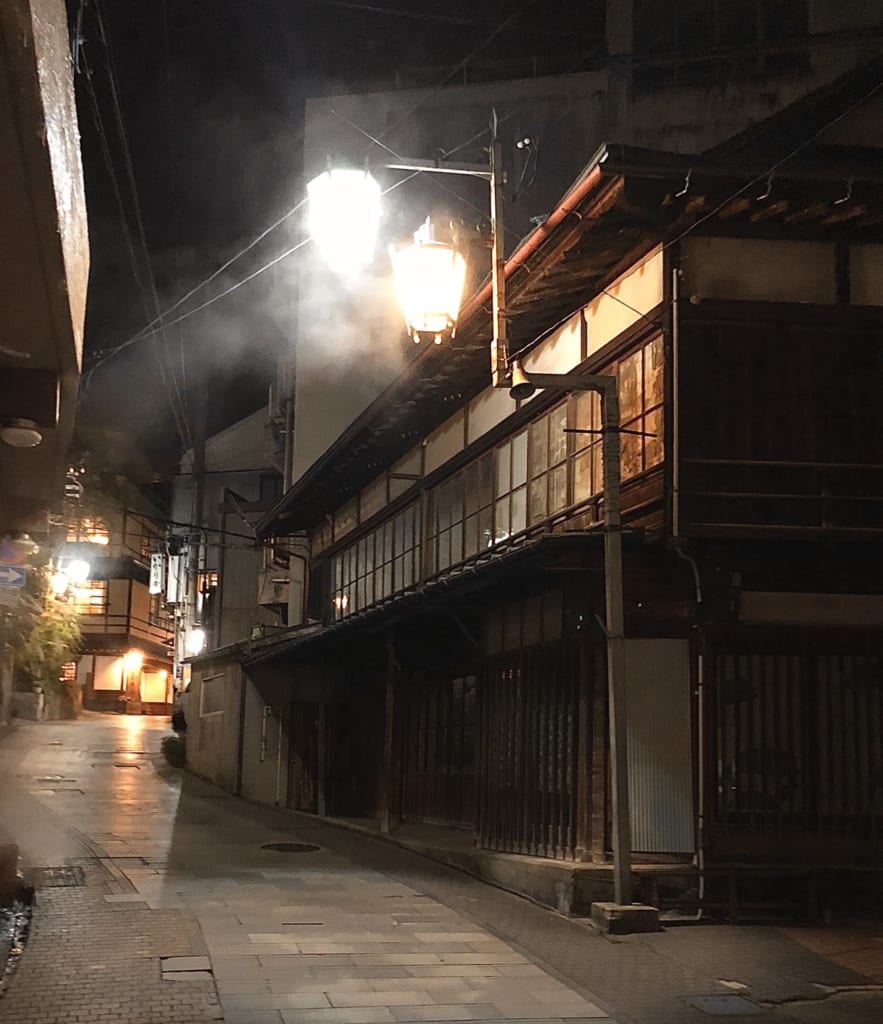 Les rues de Shibu Onsen et la vapeur des sources thermales