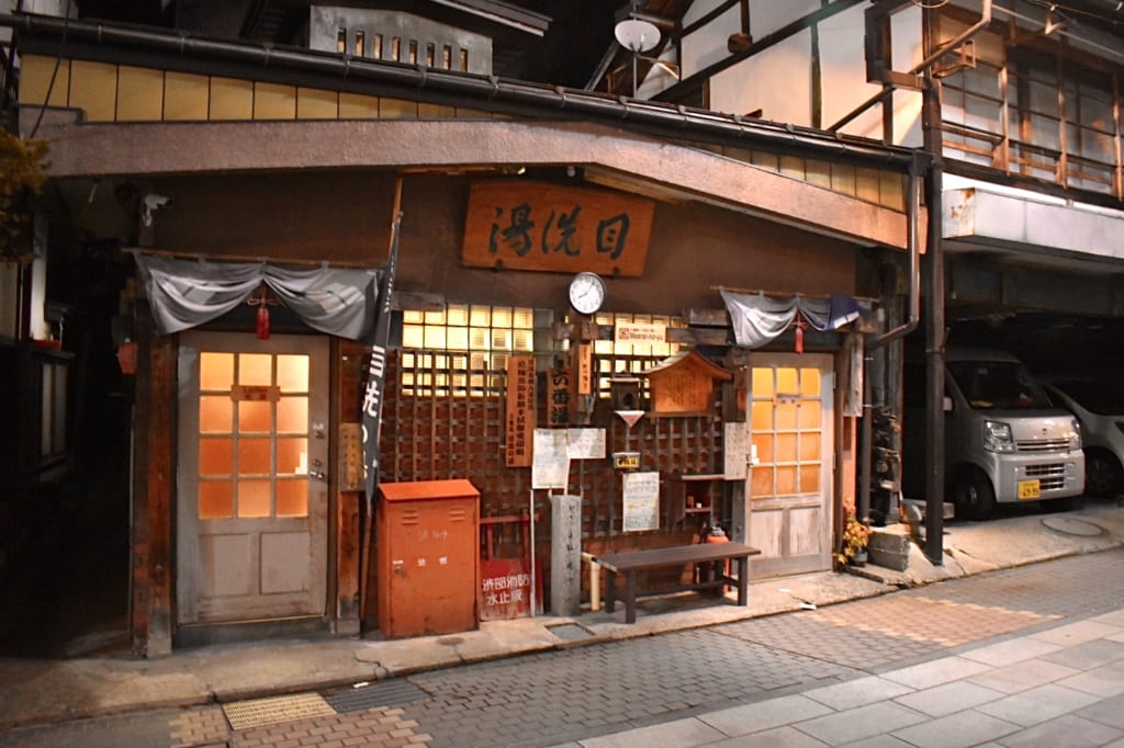 La façade typique d'un bâtiment abritant un onsen à Shibu Onsen