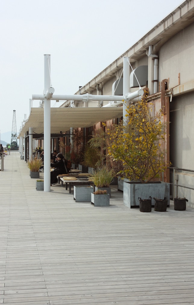 La terrasse moderne et cosy de U2 Onomichi, avec vue sur le port