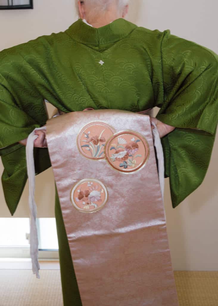 Ajustez le makura sur le haut du nagoya obi