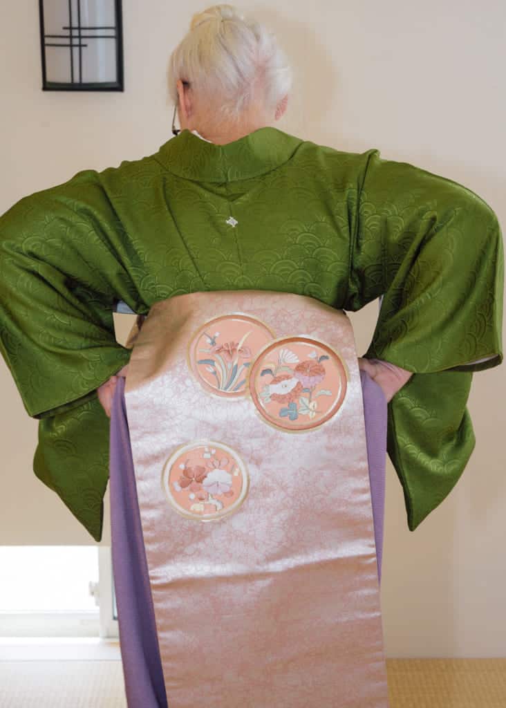 faire passer l'obiage sous la boucle pour cacher l'obi-makura