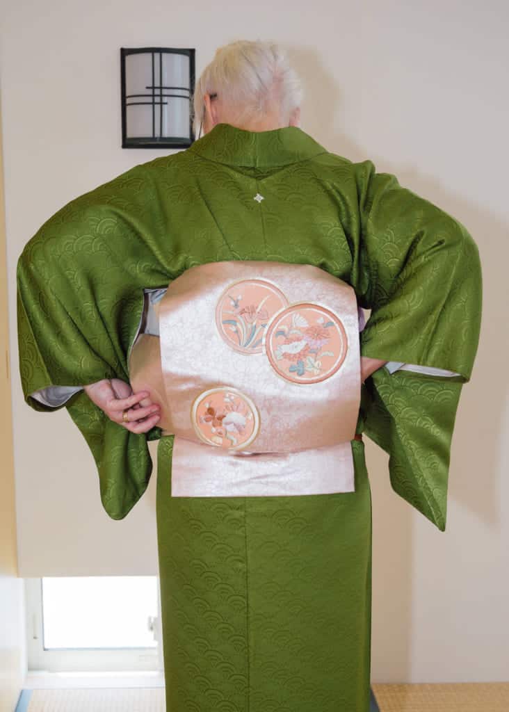 faire passer l'extrémité troiste du nagoya obi à travers la boucle taiko