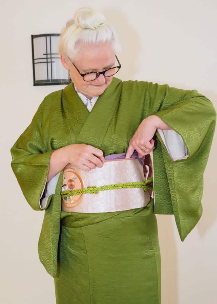 Faites passer vos doigts le long de la ceinture pour vérifier que rien ne dépasse