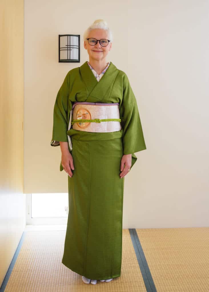 Sheila Cliffe vêtue d'un kimono surmonté d'un Nagoya obi