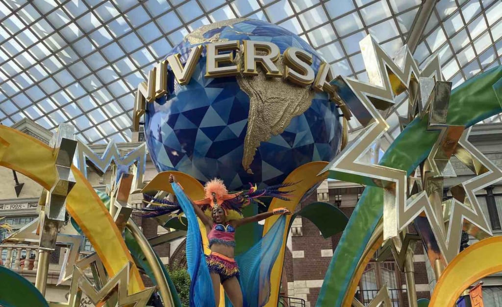 Photo de la parade musicale d'Universal Studios Japan avec une danseuse
