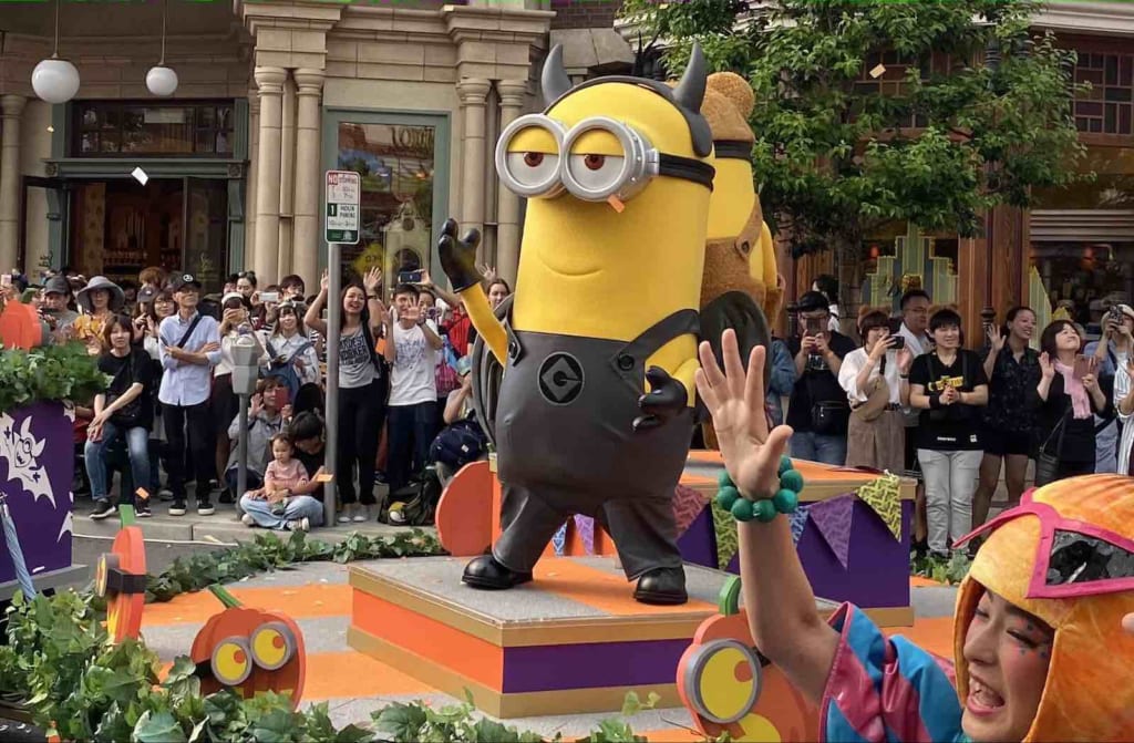 Un minion qui danse pendant une parade
