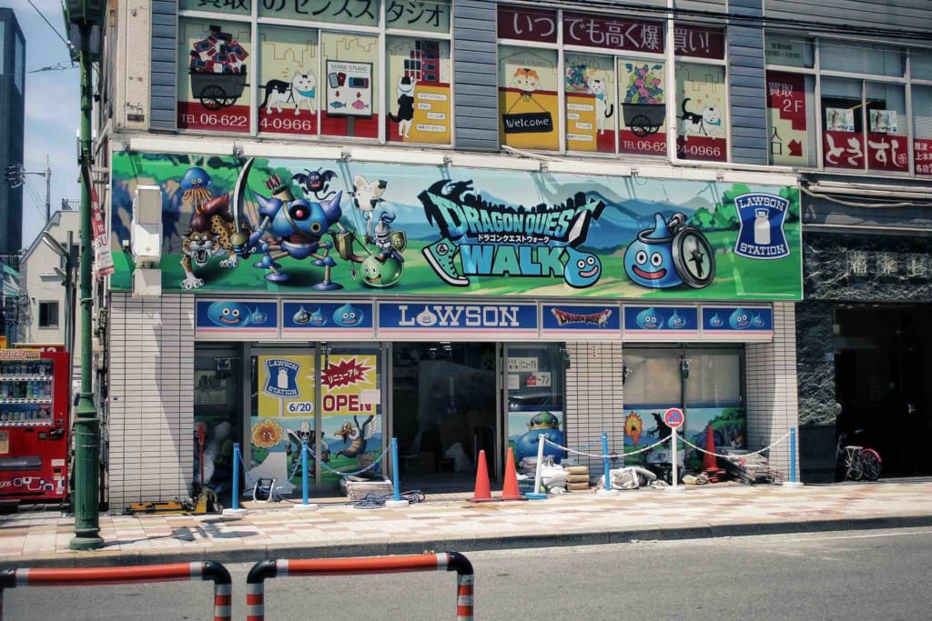 Un Lawson aux couleurs de Dragon Quest à den Den Town