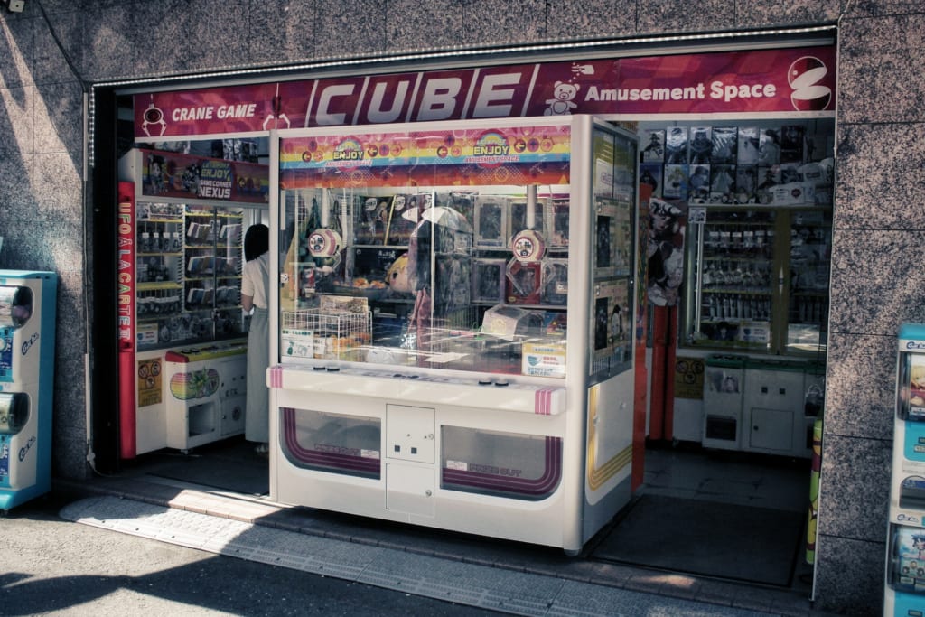 Une machine UFO Catcher dans la rue, au Japon à Osaka
