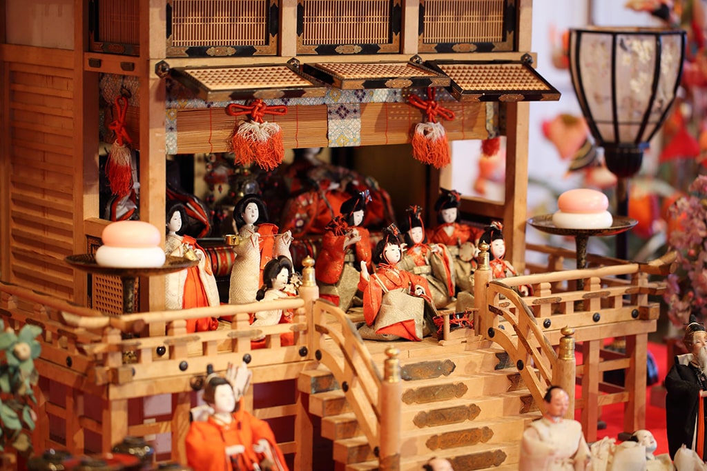 Détails de décoration traditionnelles pour Hina matsuri à Shizuoka : de nombreuses petites poupées disposées devant l'Empereur et l'Impératrice