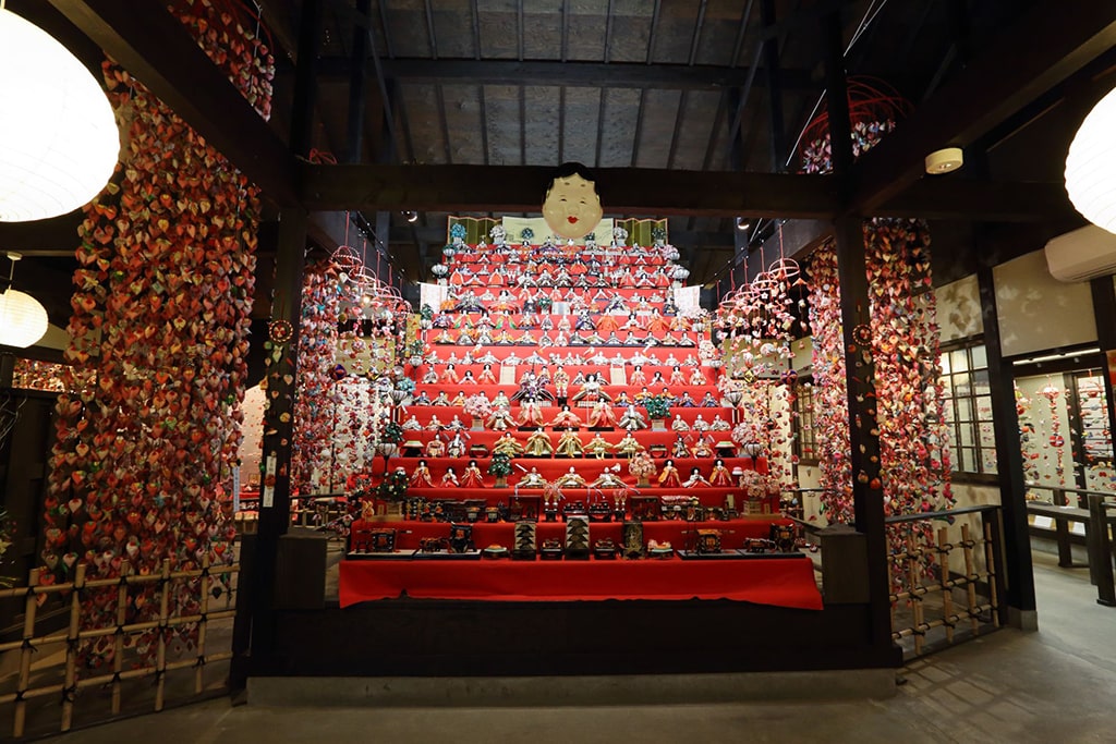 L'exposition complète traditionnelle pour Hina matsuri comprenant de nombreuses poupées