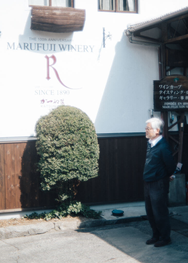 Devant le vignoble de Marufuji à Yamanashi