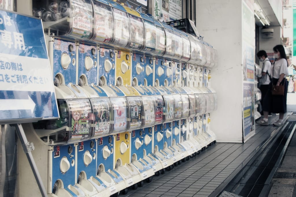 Des gachapon dans une rue à Osaka