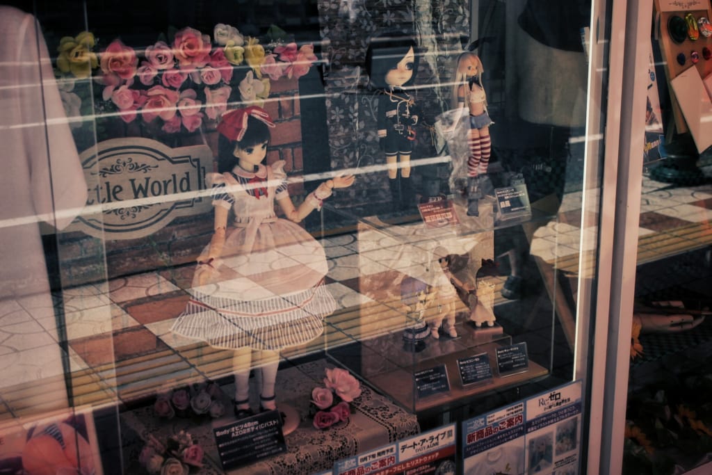 Figurines d'anime japonais dans une vitrine à Den Den Town
