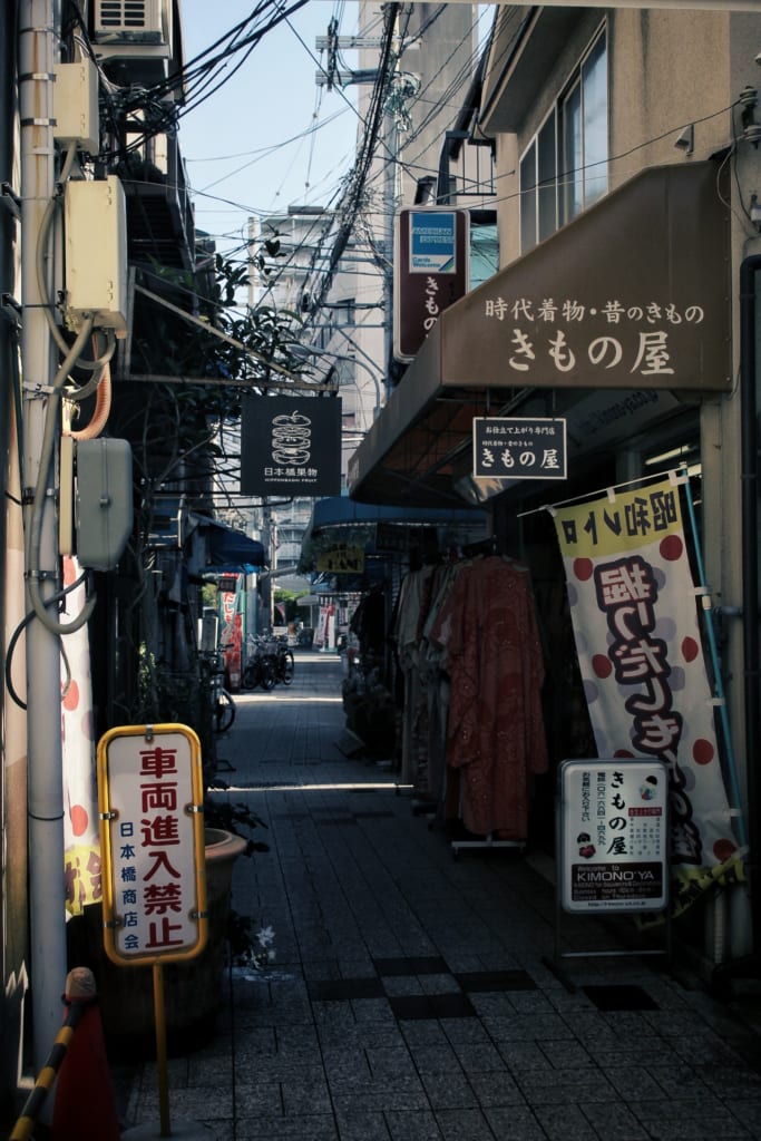 Magasin de kimono dans une ruelle à Osaka
