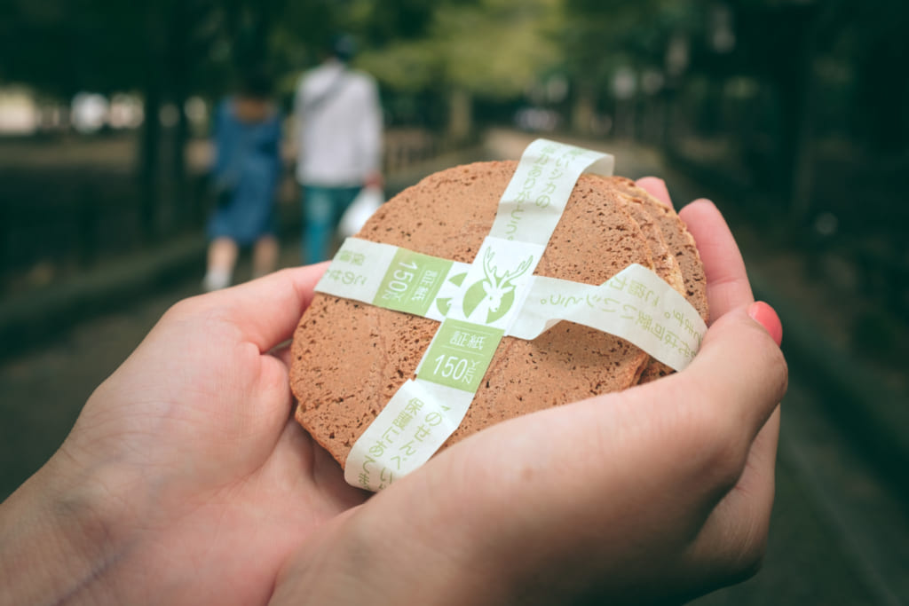 Les shika senbei, des crackers de riz dont raffolent les daims de Nara