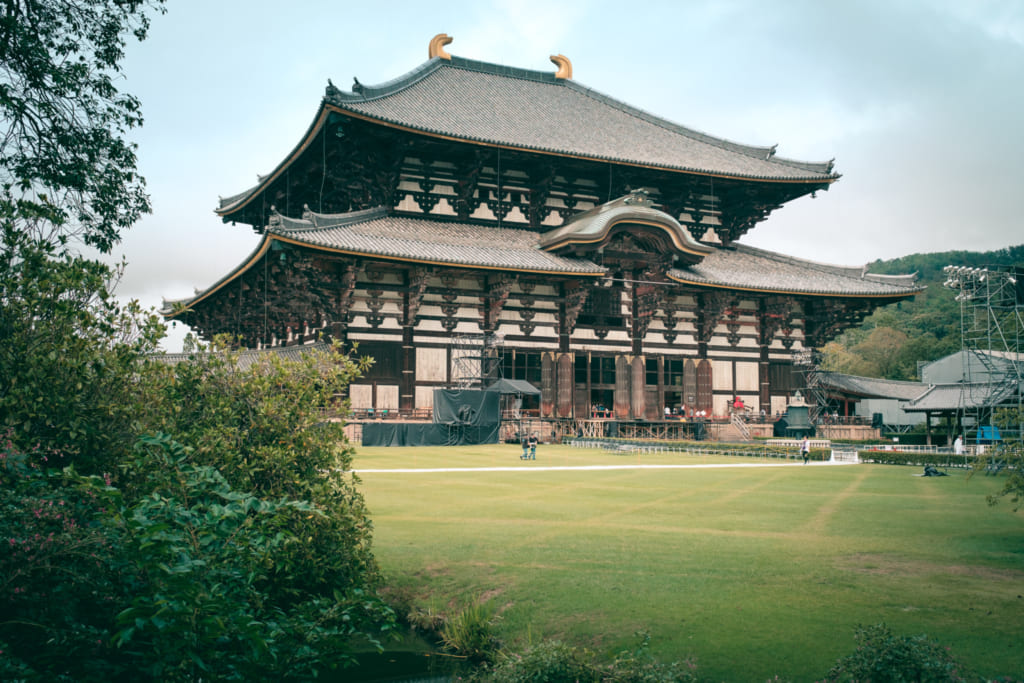 Le plus grand bâtiment en bois du monde dans le parc de nara : le daibutsu-den