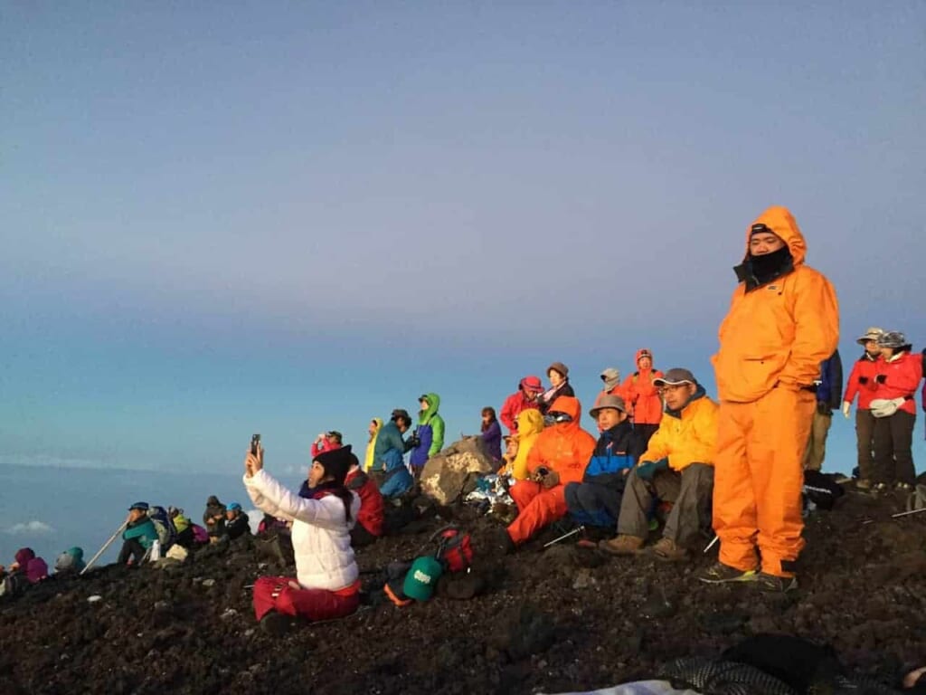 Le lever du soleil depuis le sommet du Mont Fuji