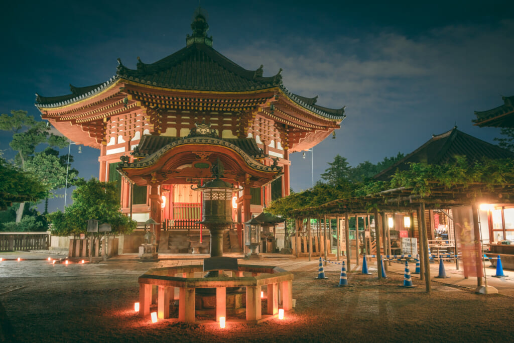 Narendo, l'un des bâtiment du temple Kofukuji à Nara durant le festival des lanternes