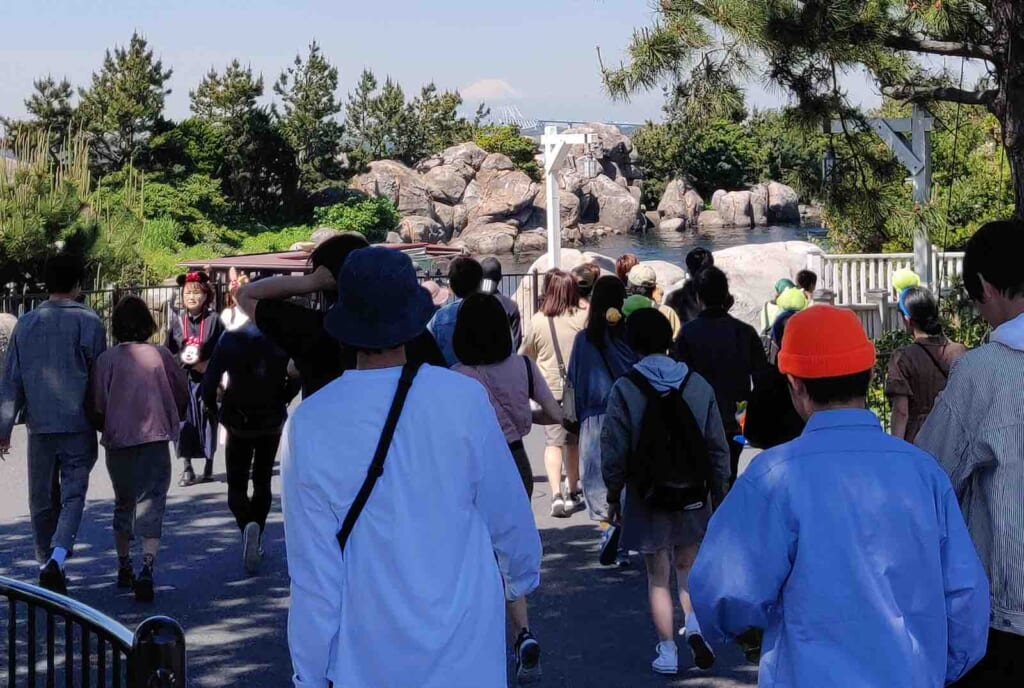 File d'attente à DisneySea avec vue sur le Mont Fuji
