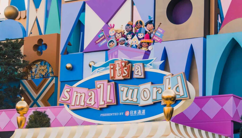 Célèbre attraction de poupées Small World à Disneyland Tokyo