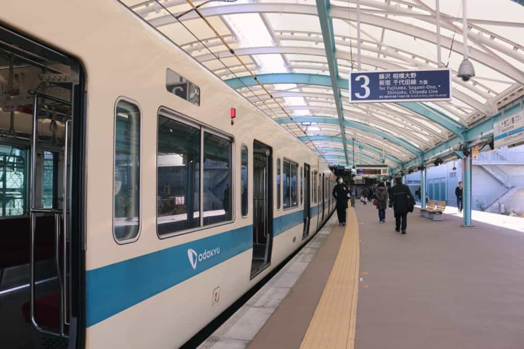 train odakyu à Enoshima accessible avec l'un des pass régionaux