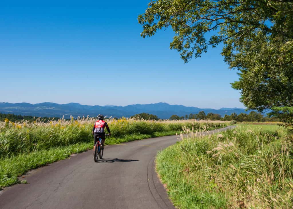 balade en vélo dans la campagne japonaise pour un voyage responsable