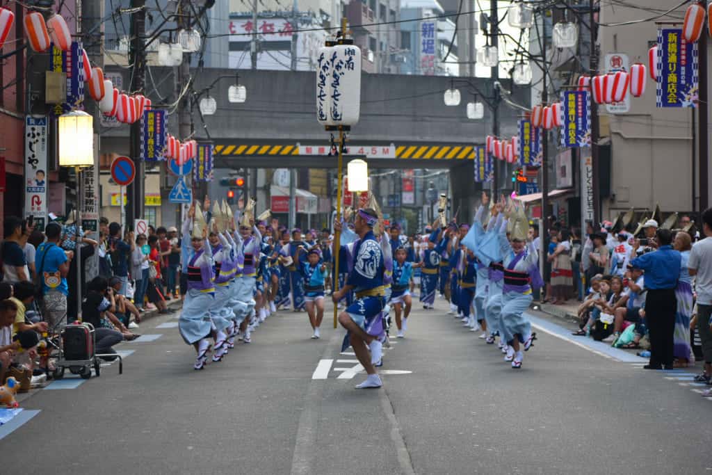 Danse synchronisée durant un festival traditionel du Japon