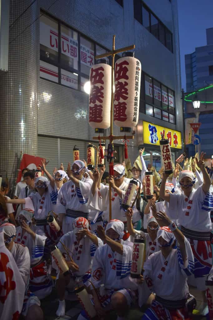 Danseurs japonais à la fin du festival de danse de yamato