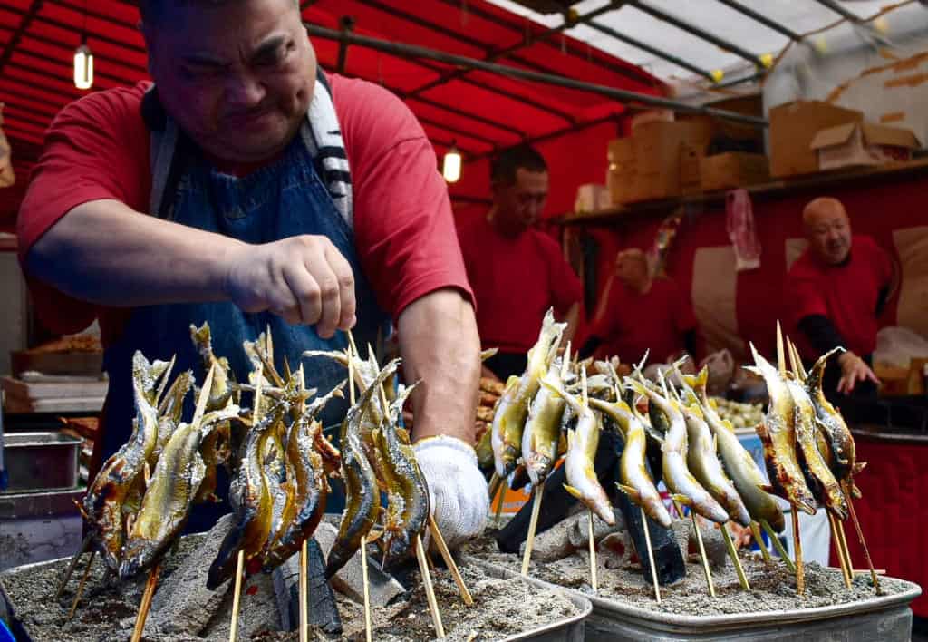 Poisson grillé sur les stands d'un festival japonais