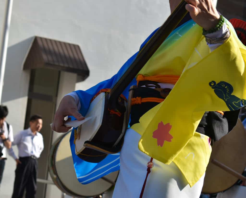 le shamisen, un instrument traditionnel japonais utilisé durant les festivals