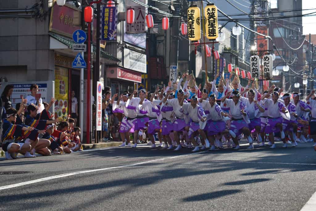 Danse en groupe lors du festival Awa Odori à Yamato, au Japon