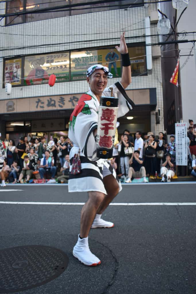 Un danseur dans la rue à Yamato durant l'AwaOdori