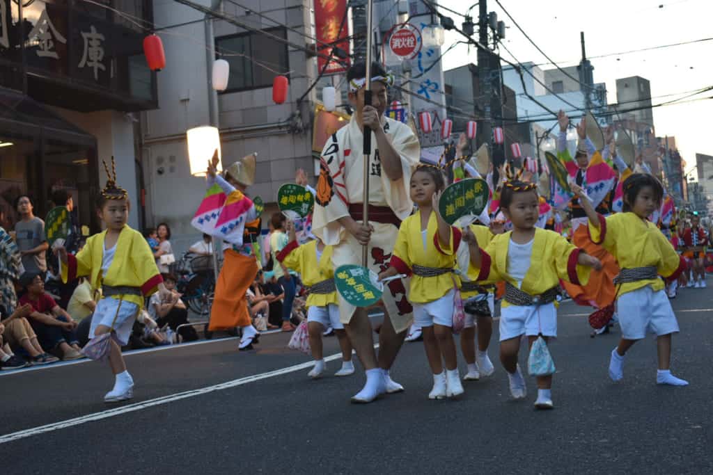 Enfants apprenant des danses traditionnelles japonaises