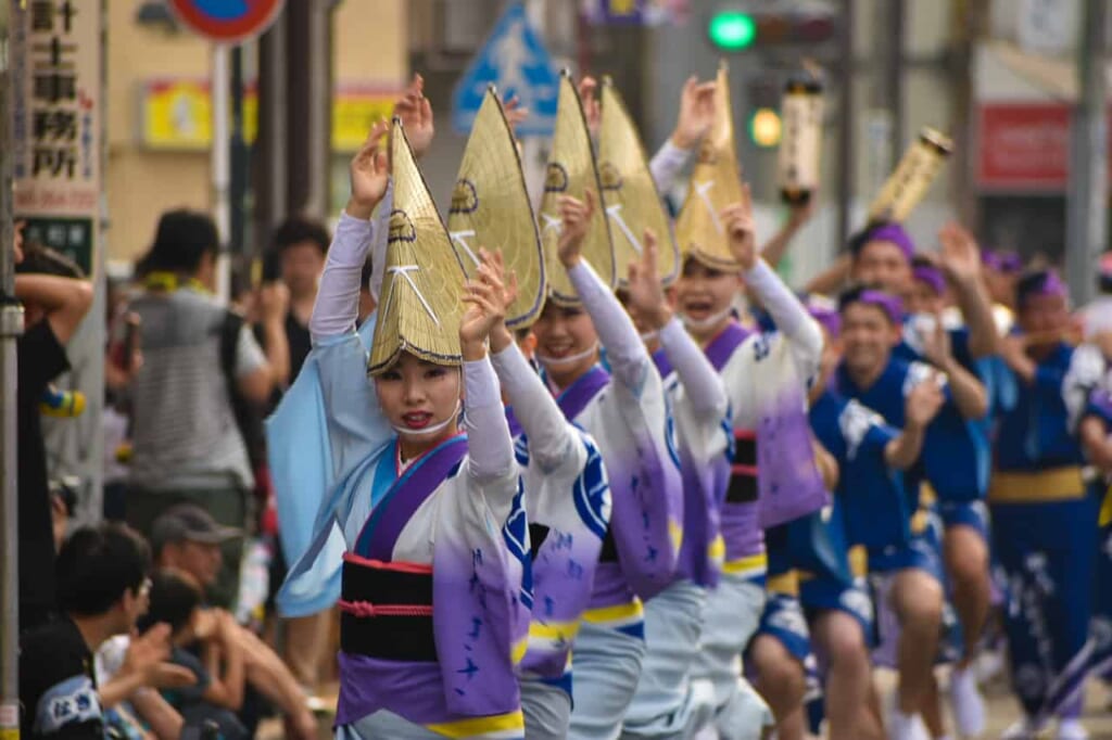 La joie communicative des danses du festival Awa Odori de Yamato