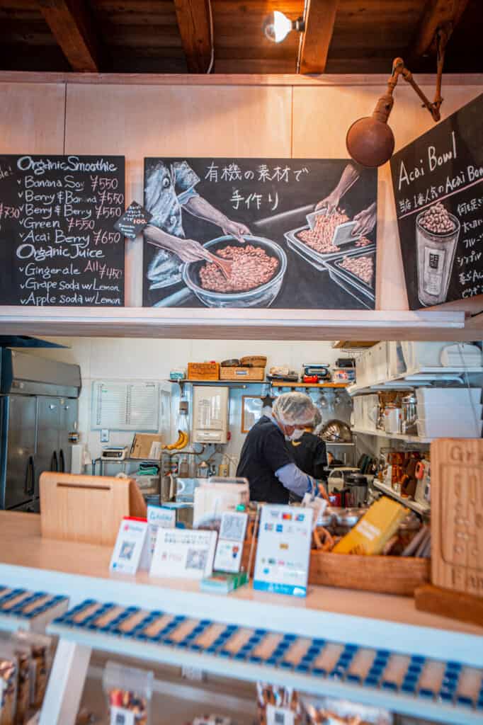 le comptoir d'un café japonais à osaka