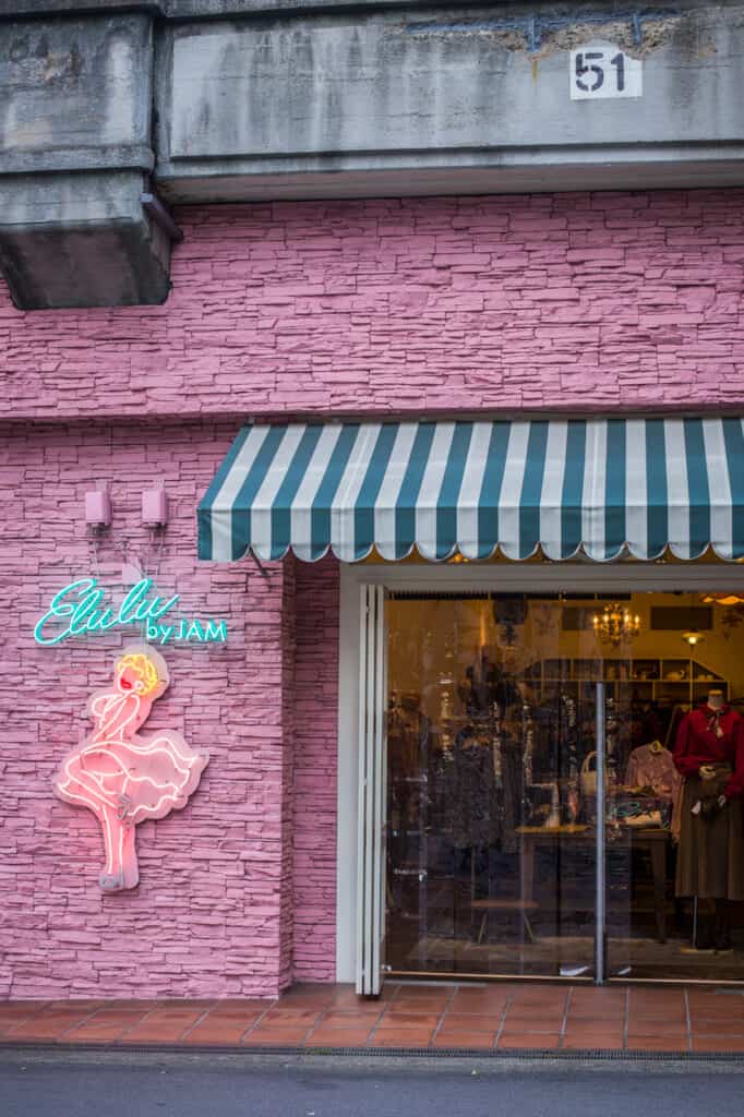 Une boutique de vêtements d'occasion à osaka