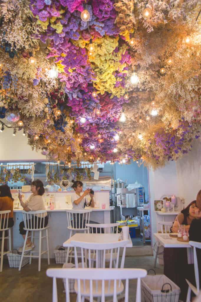bouquet de fleurs séchées au plafond d'un café de nakazakicho, à osaka