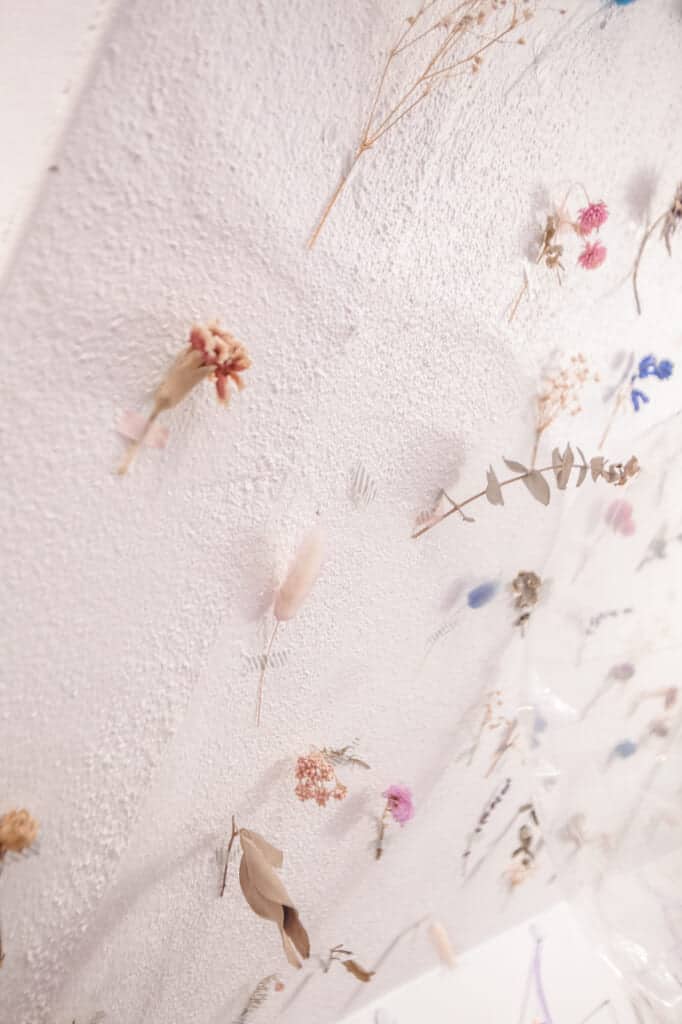 des fleurs séchées sur le mur du café picco latte à nakazakicho