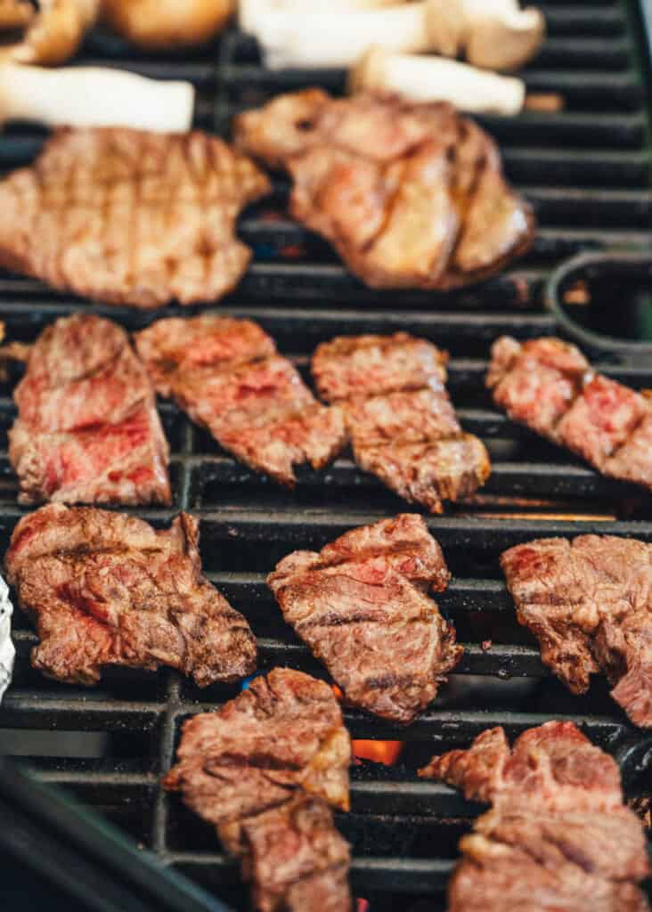 Différentes viandes sur le barbecue