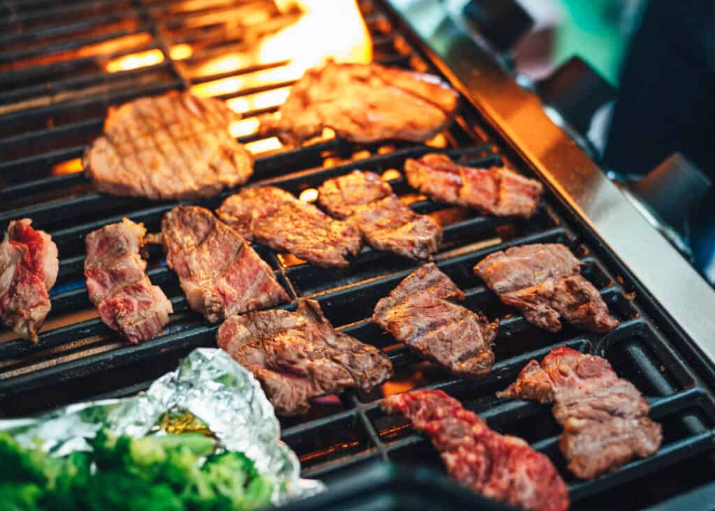 De la viande grillée en barbecue