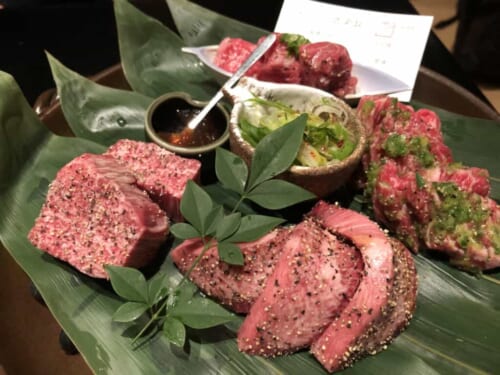 viande japonaise crue dans un restaurant de yakiniku