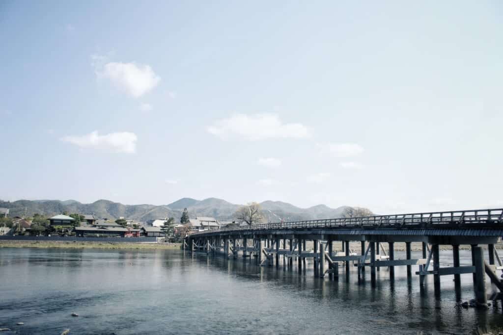 de magnifiques paysages entourent le pont togetsu kyo à arashiyama dans la ville de kyoto