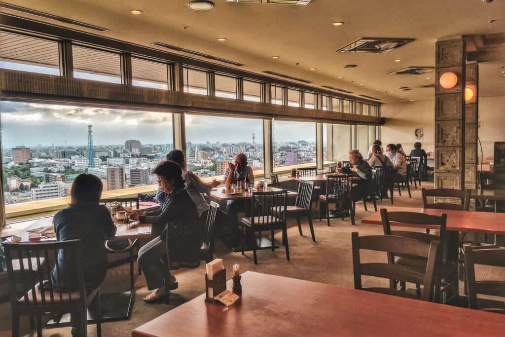 Un restaurant avec vue panoramique sur Tokyo