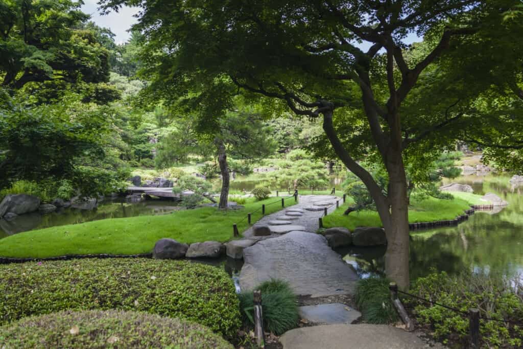 Allée de pierres dans un jardin traditionel japonais à Tokyo
