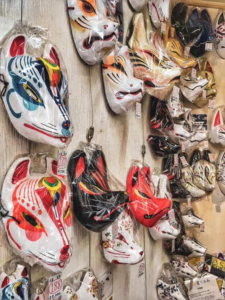 Masques du dieu renard Inari dans une boutique d'Oji
