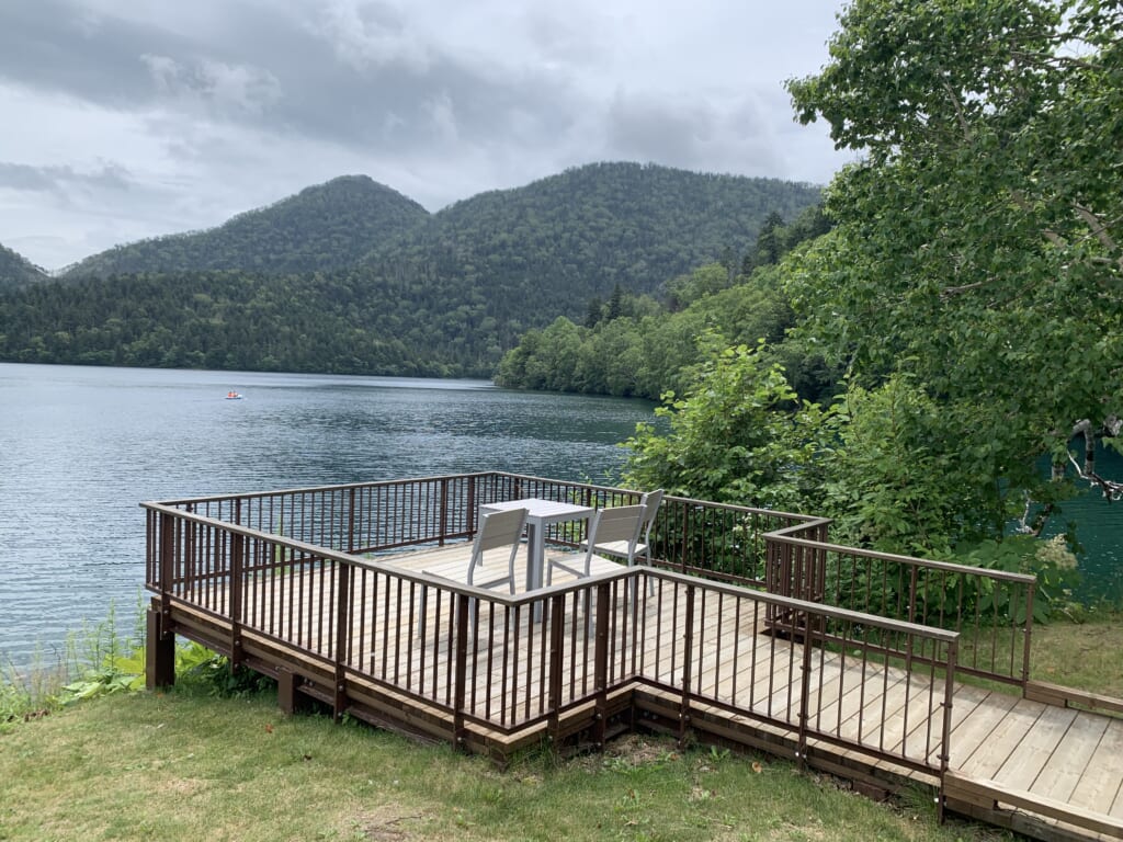 avancée sur un lac dans un des parcs nationaux d'Hokkaido