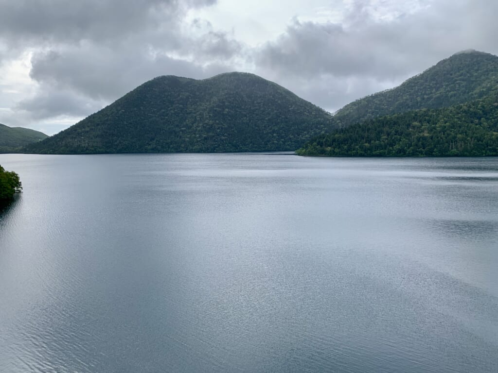 Un lac de montagne dans un parc national à Hokkaido